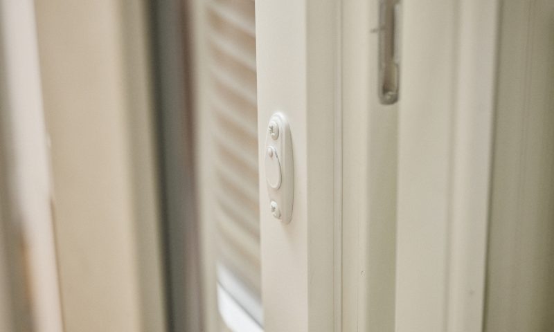 Lähikuvaa HR-Ikkunoiden ikkunasta.