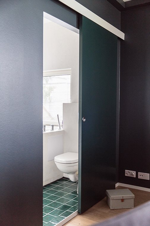 Liukuovi seinän päälle Steady 411 viilutettu Mittatilausovi