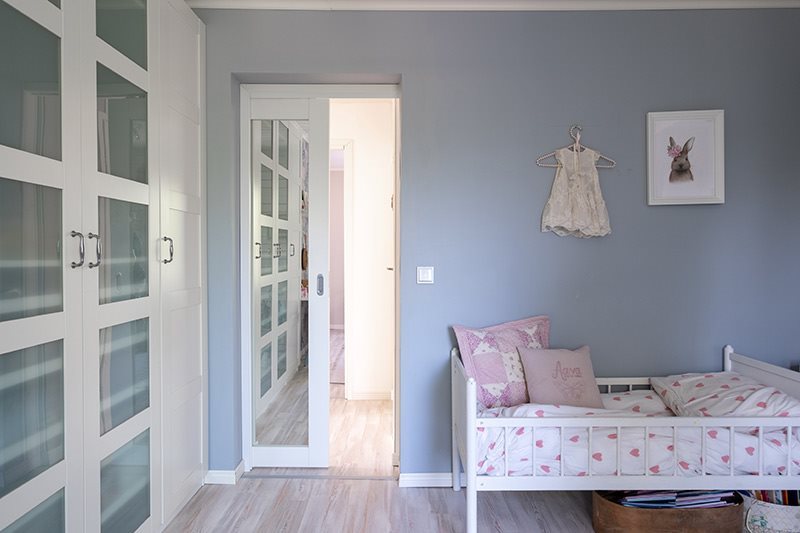 Liukuovi seinän päälle Unique 501M Mittatilausovi