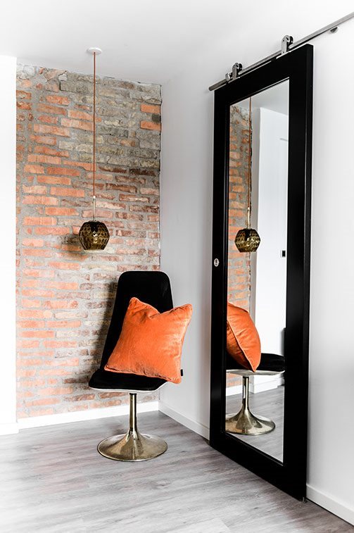 Liukuovi seinän päälle Unique 501M Mittatilausovi