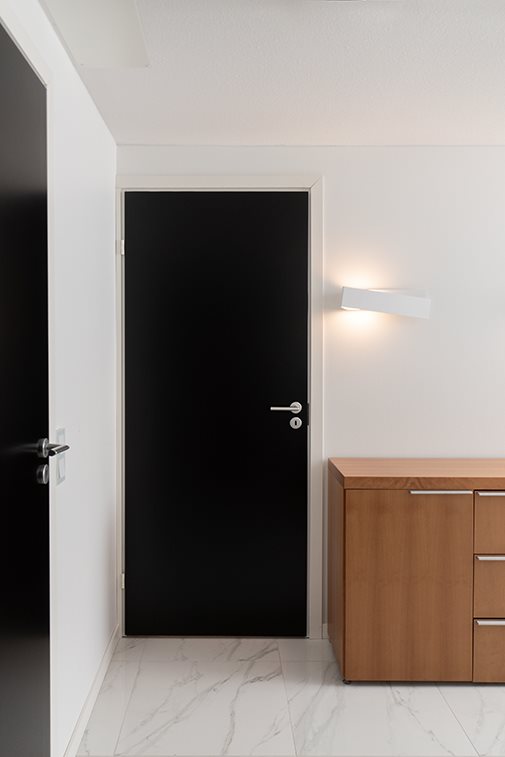 Lujalaakaovi Steady 411 7-10x21 musta