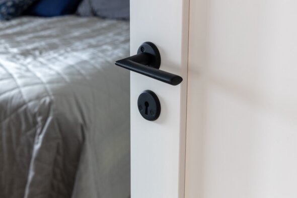 Välioven painike Miami avainkilvellä, musta