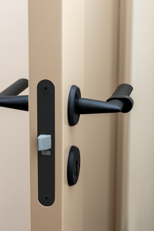 Välioven painike Miami avainkilvellä, musta