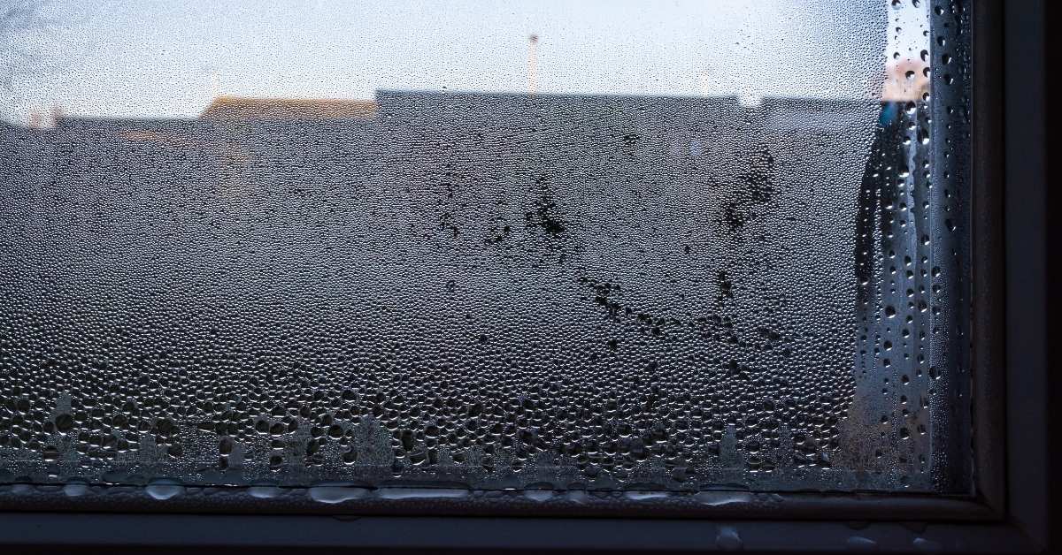 ikkuna huurtuu ulkopuolelta